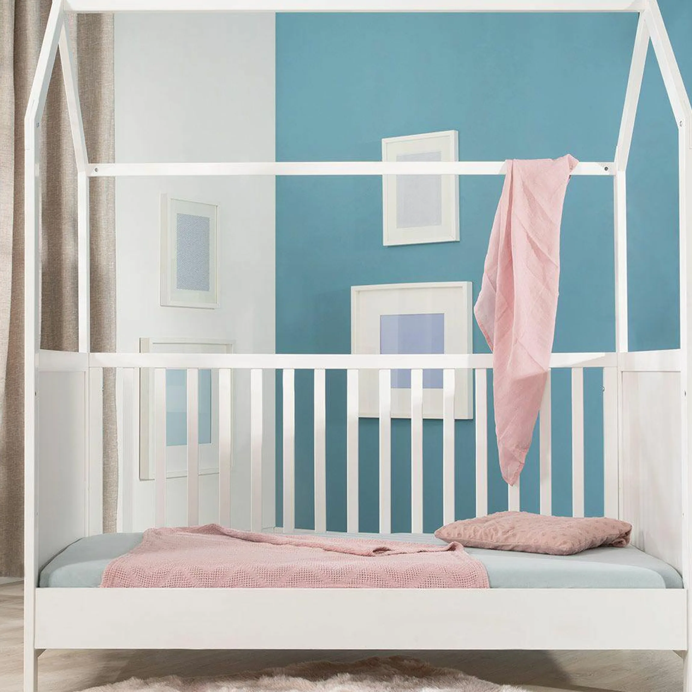 Babybett und Kinderbett in Hausoptik 70 x 140 cm - Weiß