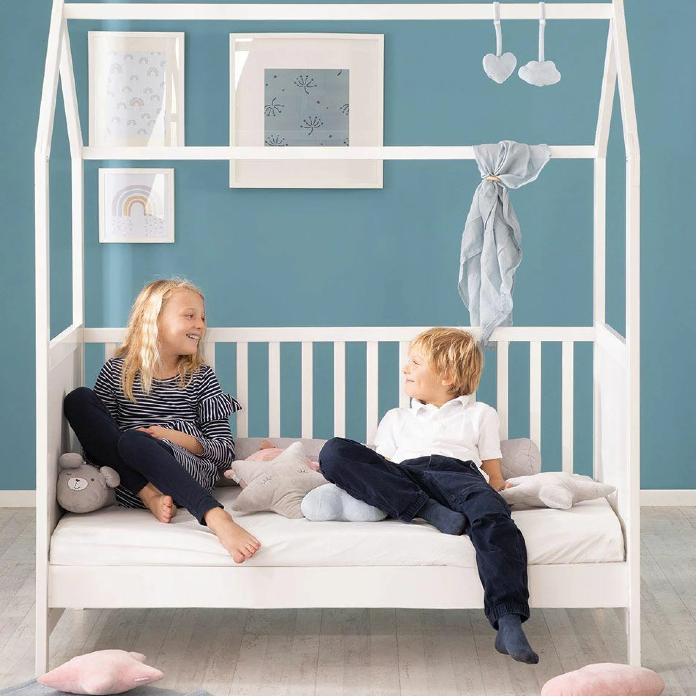 Babybett und Kinderbett in Hausoptik 70 x 140 cm - Weiß