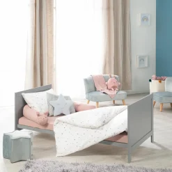 Babybett und Kinderbett mit 3-fach höhenverstellbarem Lattenrost und 3 Schlupfsprossen 70 x 140 cm - Taupe - Kollektion 2024