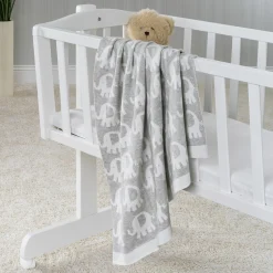 Babydecke 75 x 100 cm in Strickoptik aus Baumwolle - Elefanten - Grau Weiß