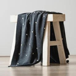 Babydecke Knots in Strickoptik aus 100% Organic Cotton 80 x 100 cm - Dark Grey Melange / Knots Natural