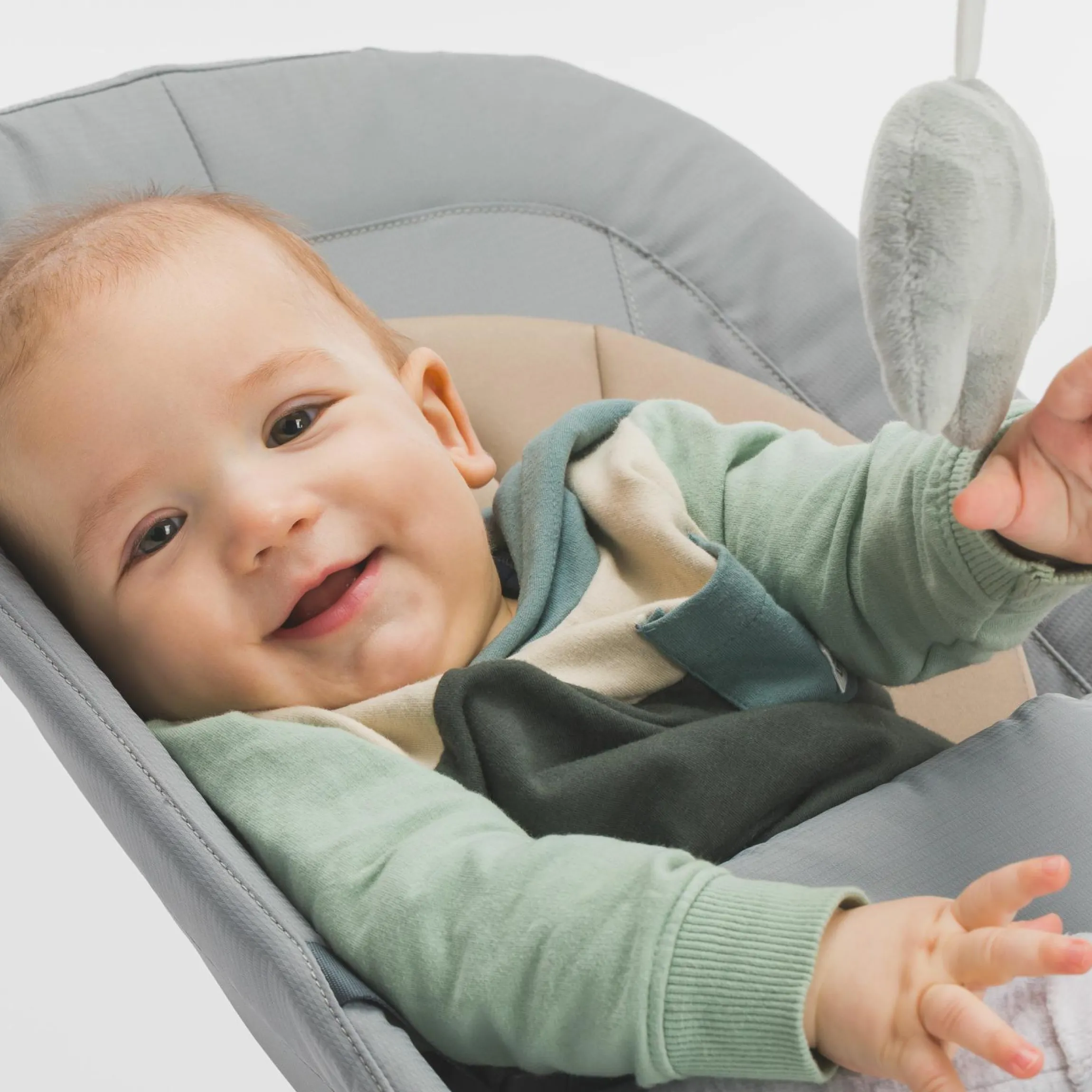 Babywippe Rocker mit 3 verstellbaren Positionen und Spielbügel mit Plüschfigur - Grau Beige