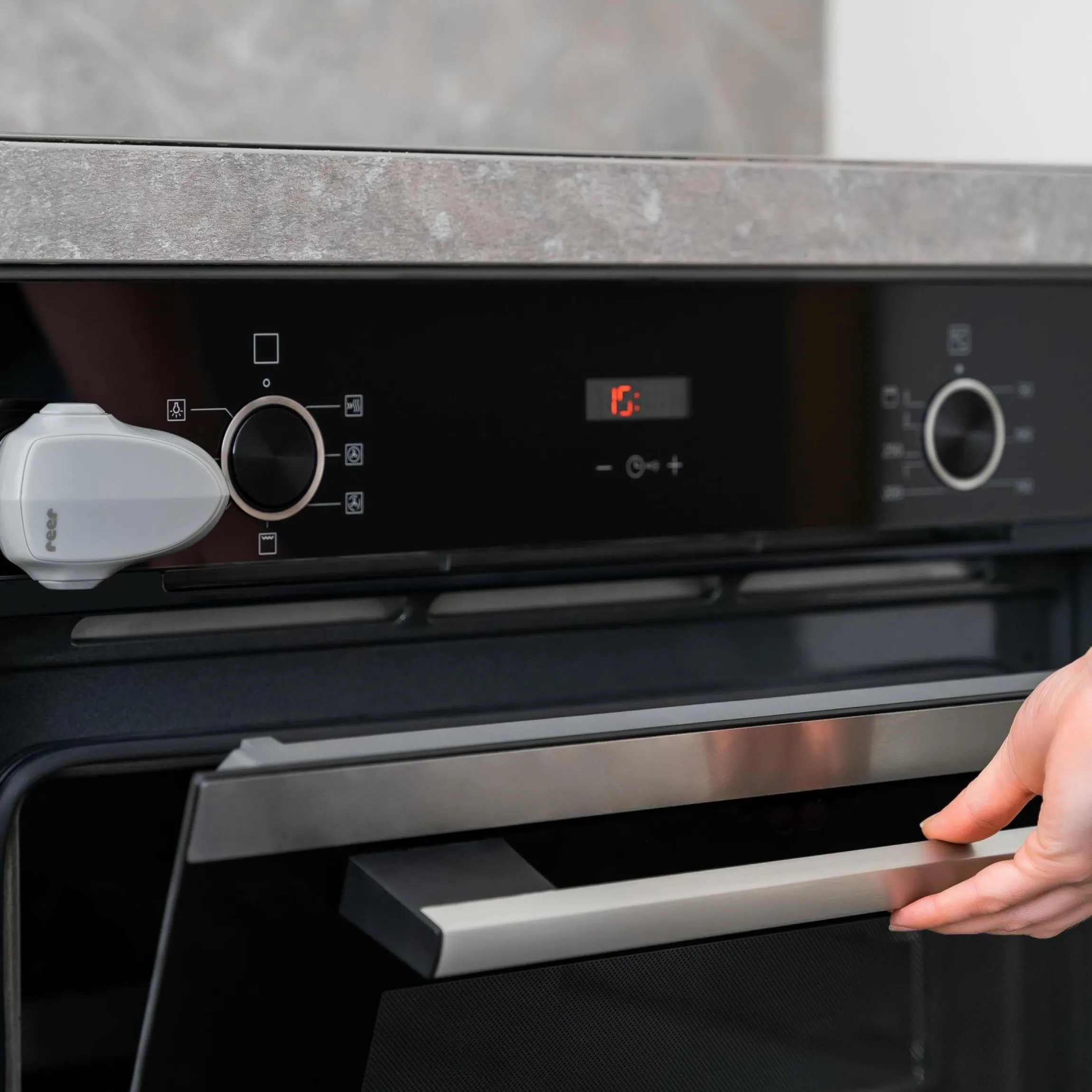 Backofen-Kindersicherung zum Verschließen der Backofentür - Grau - Kollektion 2024