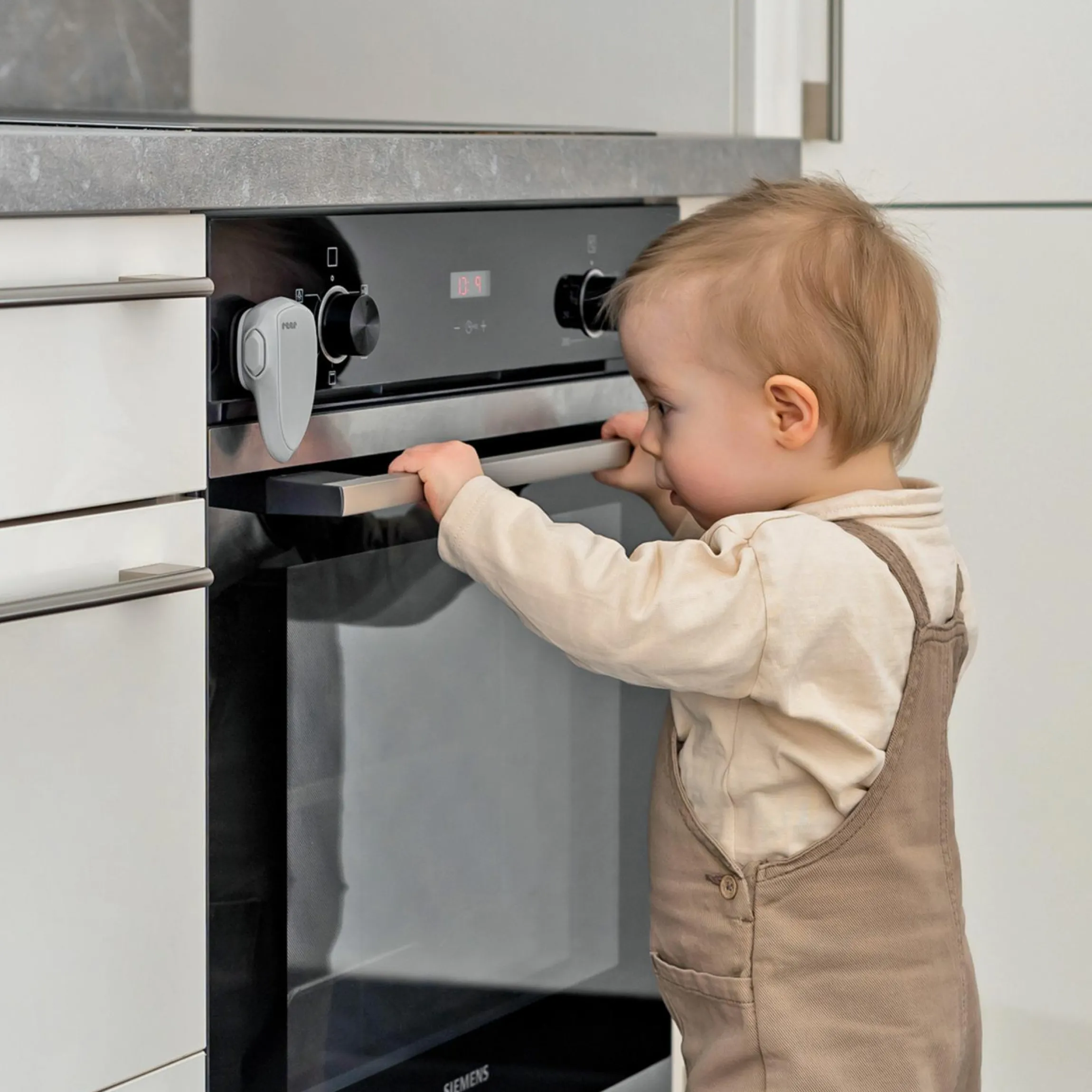Backofen-Kindersicherung zum Verschließen der Backofentür - Grau - Kollektion 2024