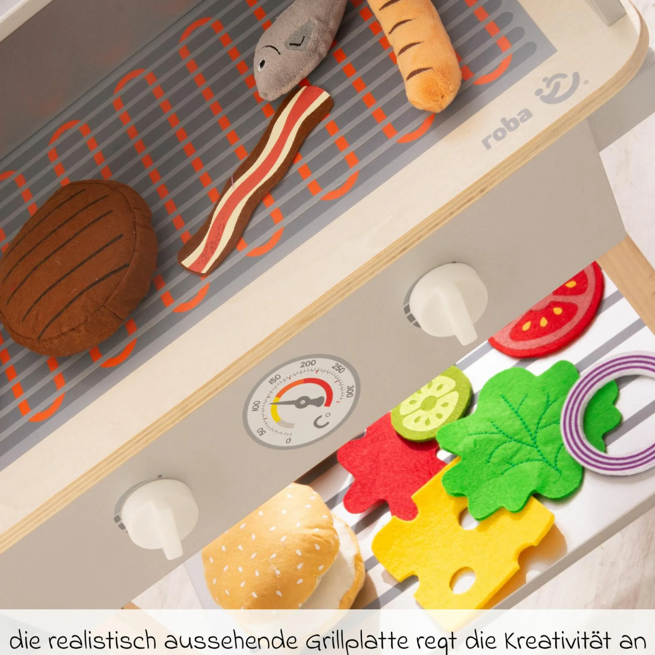 BBQ Grill mit Grillzange, Holz-Ketchupflasche inkl. 14 tlg Stoff-Zubehör - Grau Braun - Kollektion 2025