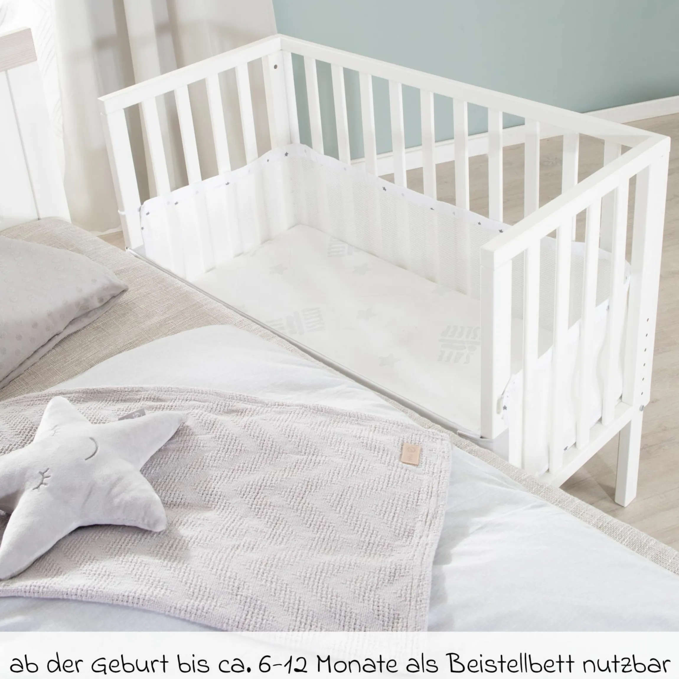2in1 Beistellbett mit Canvas-Barriere, Nestchen + safe asleep Matratze mit 90 x 45 cm 47 x 99,5 cm - Sternenzauber - Grau - Kollektion 2024