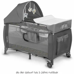 2in1 Reisebett & Laufgitter Sven Plus ab Geburt - 15 kg mit verstellbarem Einhang, 2 Räder, Einstieg, Wickeauflage , Windelablage, Mobile, Tragetasche, Sonnendach & Insektenschutz - Grey Scandi