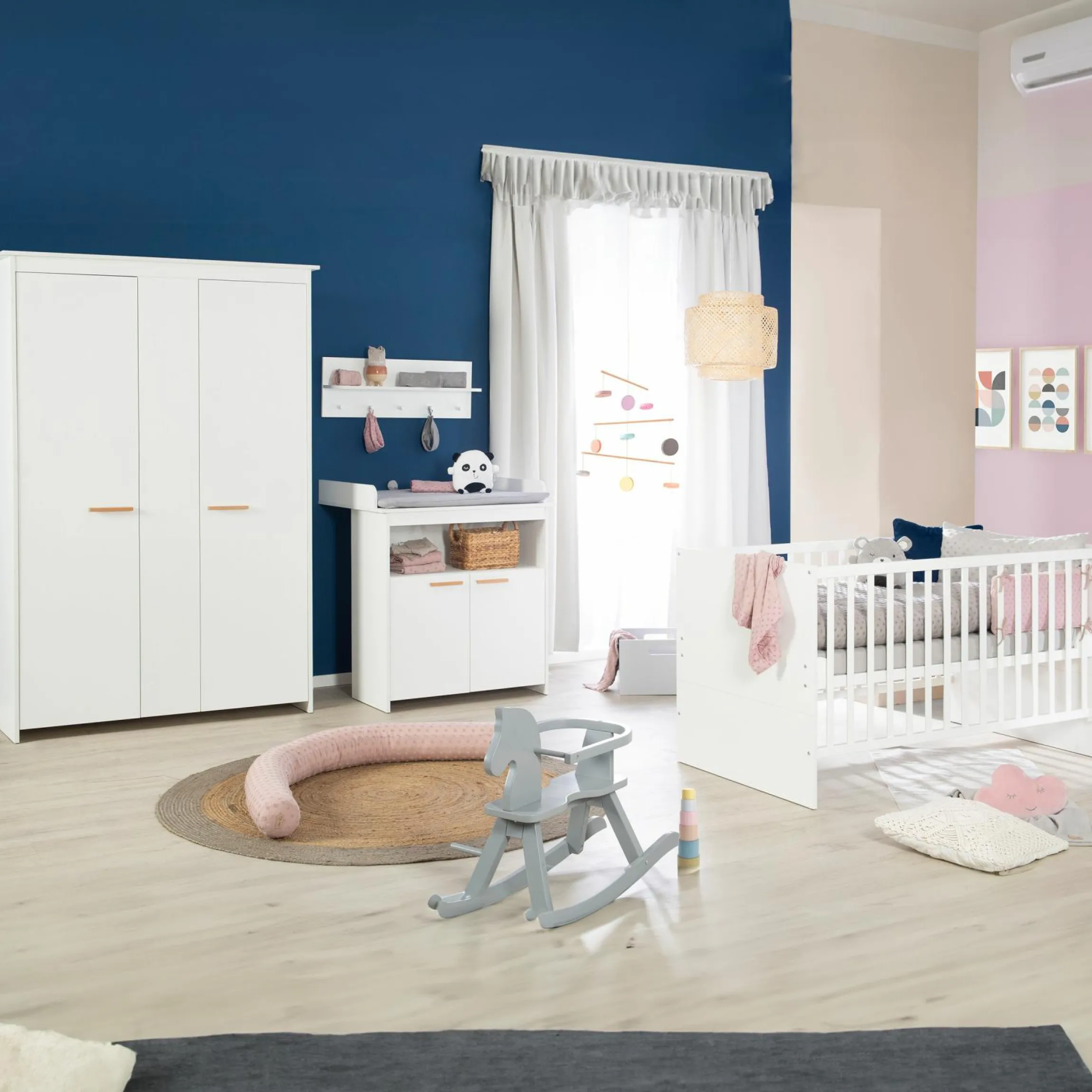 Kinderzimmer Anton mit 2-türigem Kleiderschrank, Bett, Wickelkommode inkl. Wickelaufsatz - Weiß - Kollektion 2024