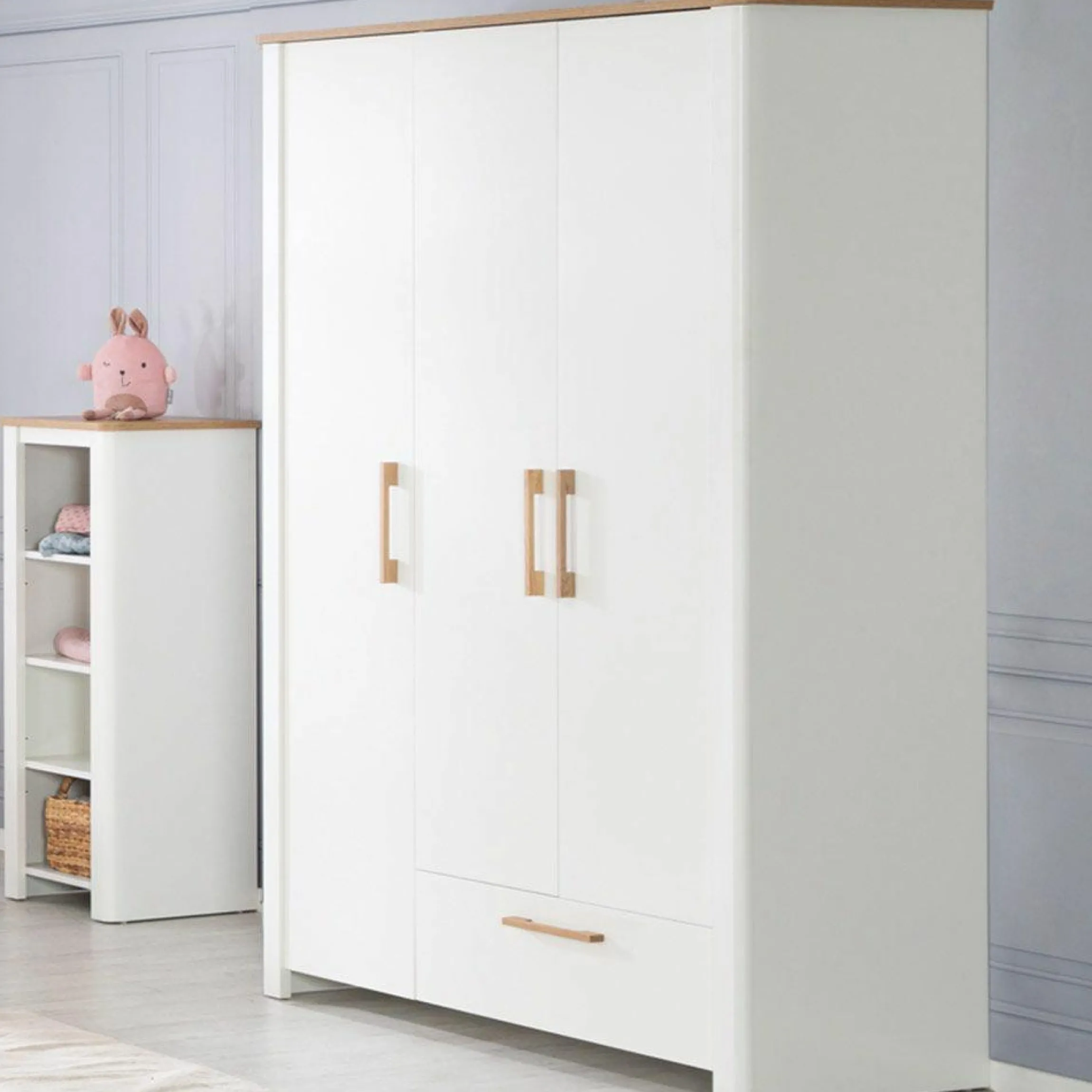 Kinderzimmer Ava mit 3-türigem Schrank, Bett, breiter Wickelkommode - Weiß