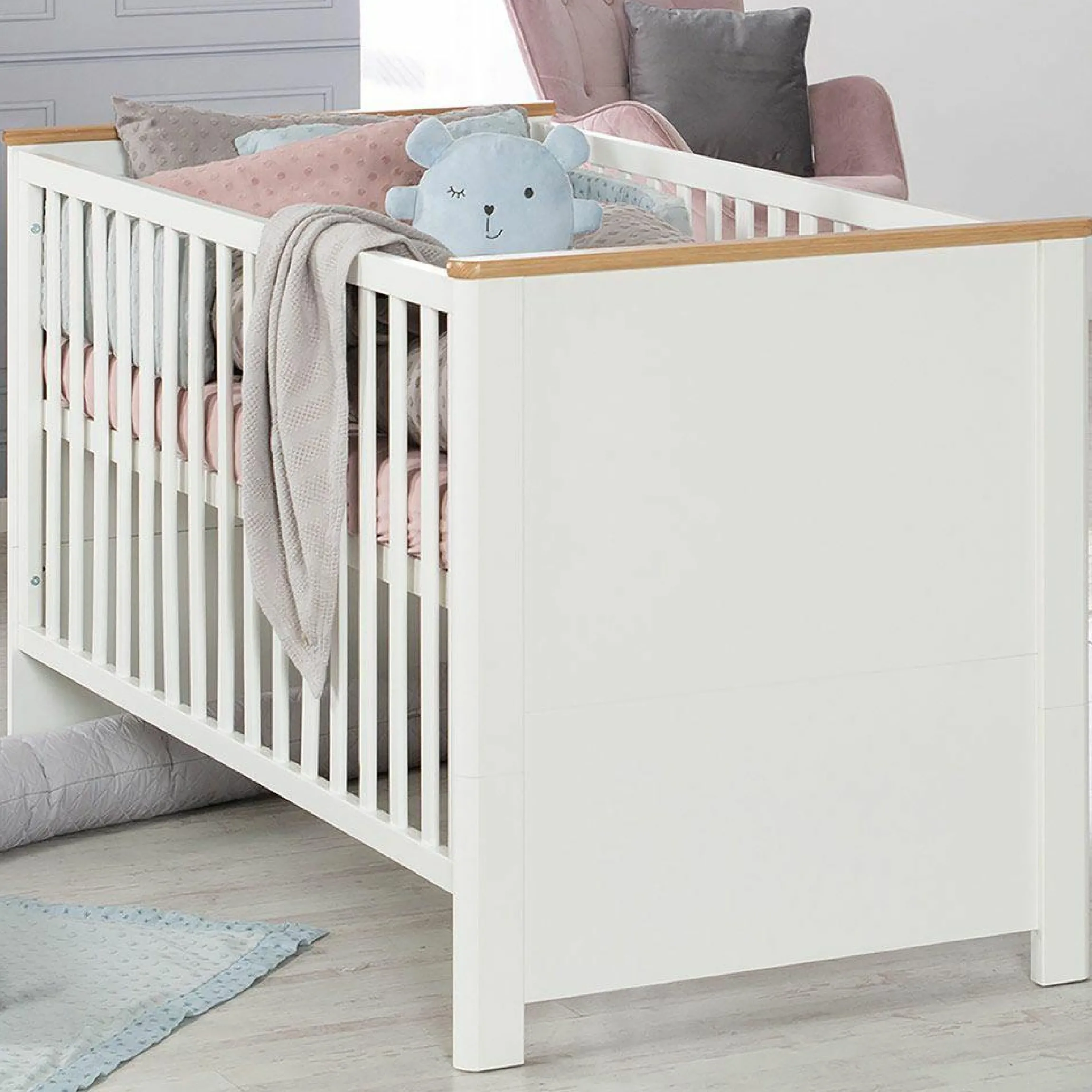 Kinderzimmer Ava mit 3-türigem Schrank, Bett, breiter Wickelkommode - Weiß