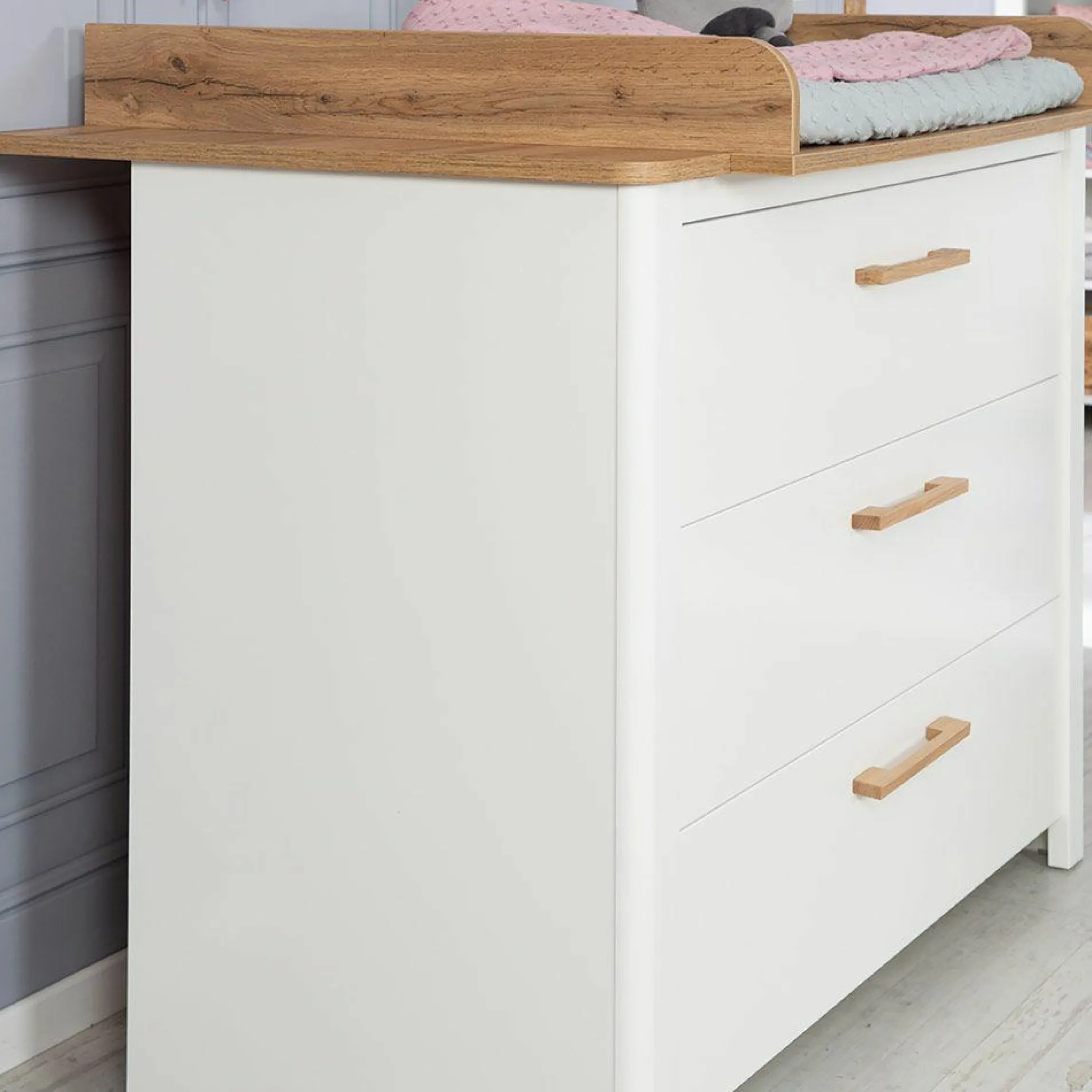 Kinderzimmer Ava mit 3-türigem Schrank, Bett, breiter Wickelkommode - Weiß