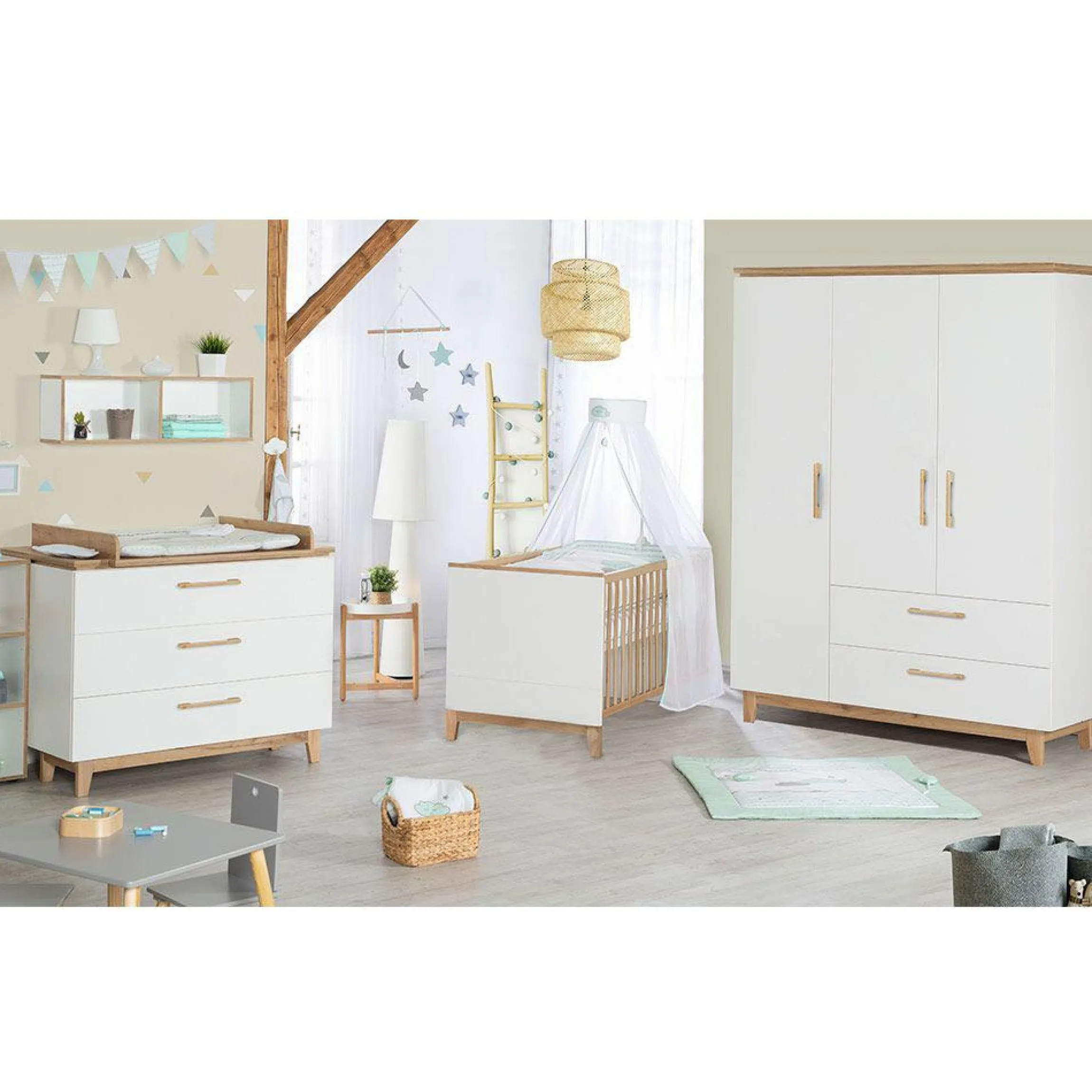 Kinderzimmer Carina mit 3-türigem Schrank, Bett, breiter Wickelkommode - Weiß