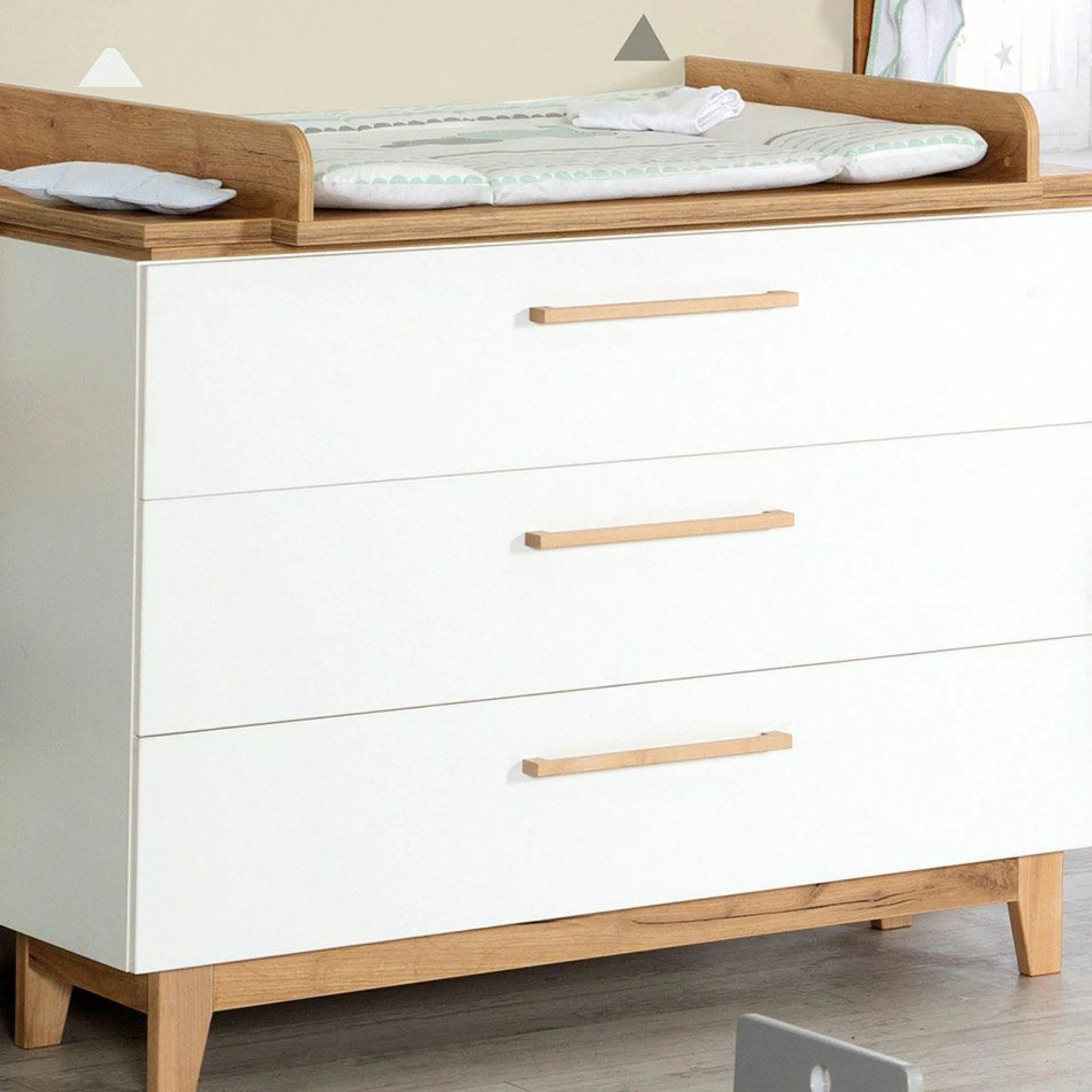 Kinderzimmer Carina mit 3-türigem Schrank, Bett, breiter Wickelkommode - Weiß
