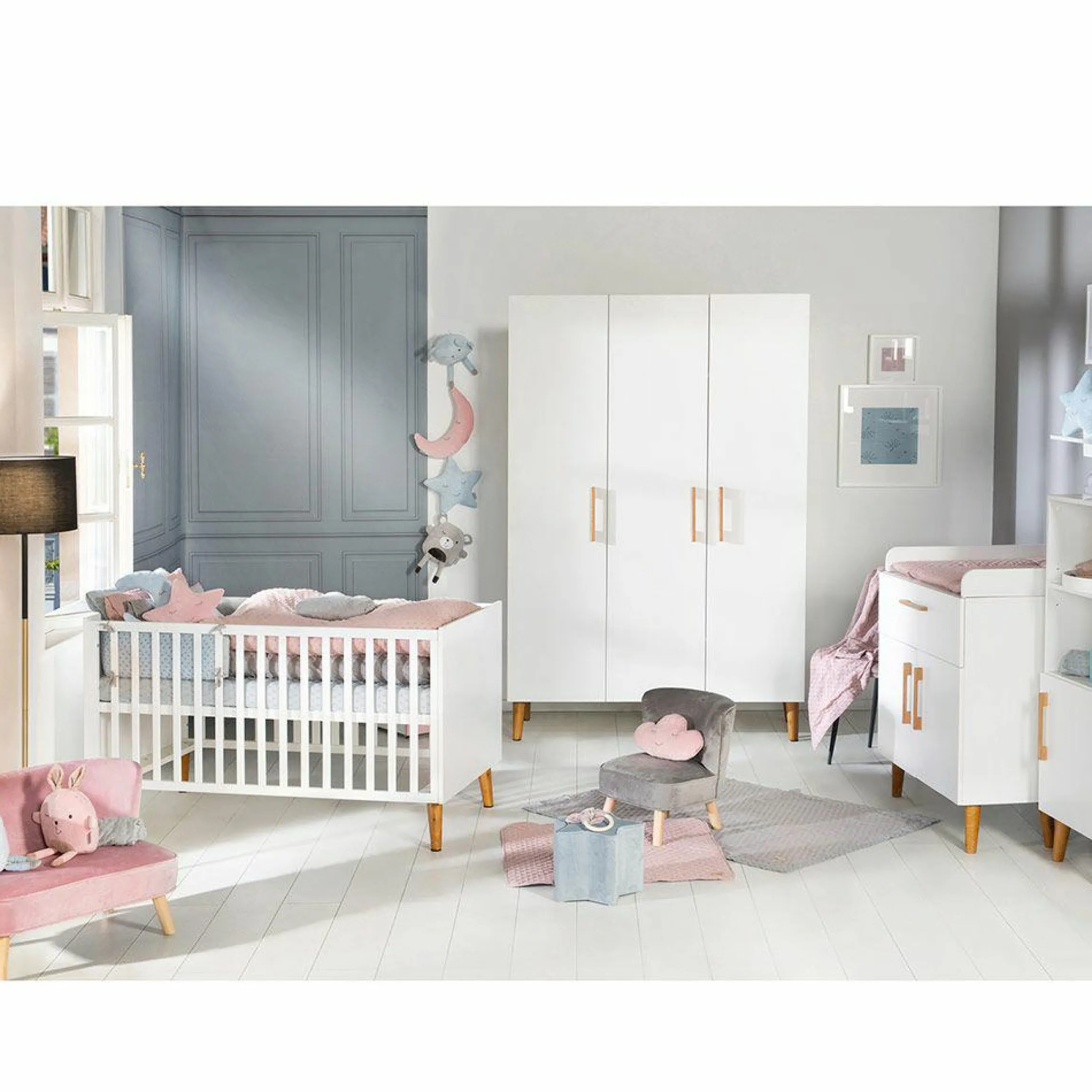 Kinderzimmer Mick mit 3-türigem Schrank, Bett, breiter Wickelkommode - Weiß