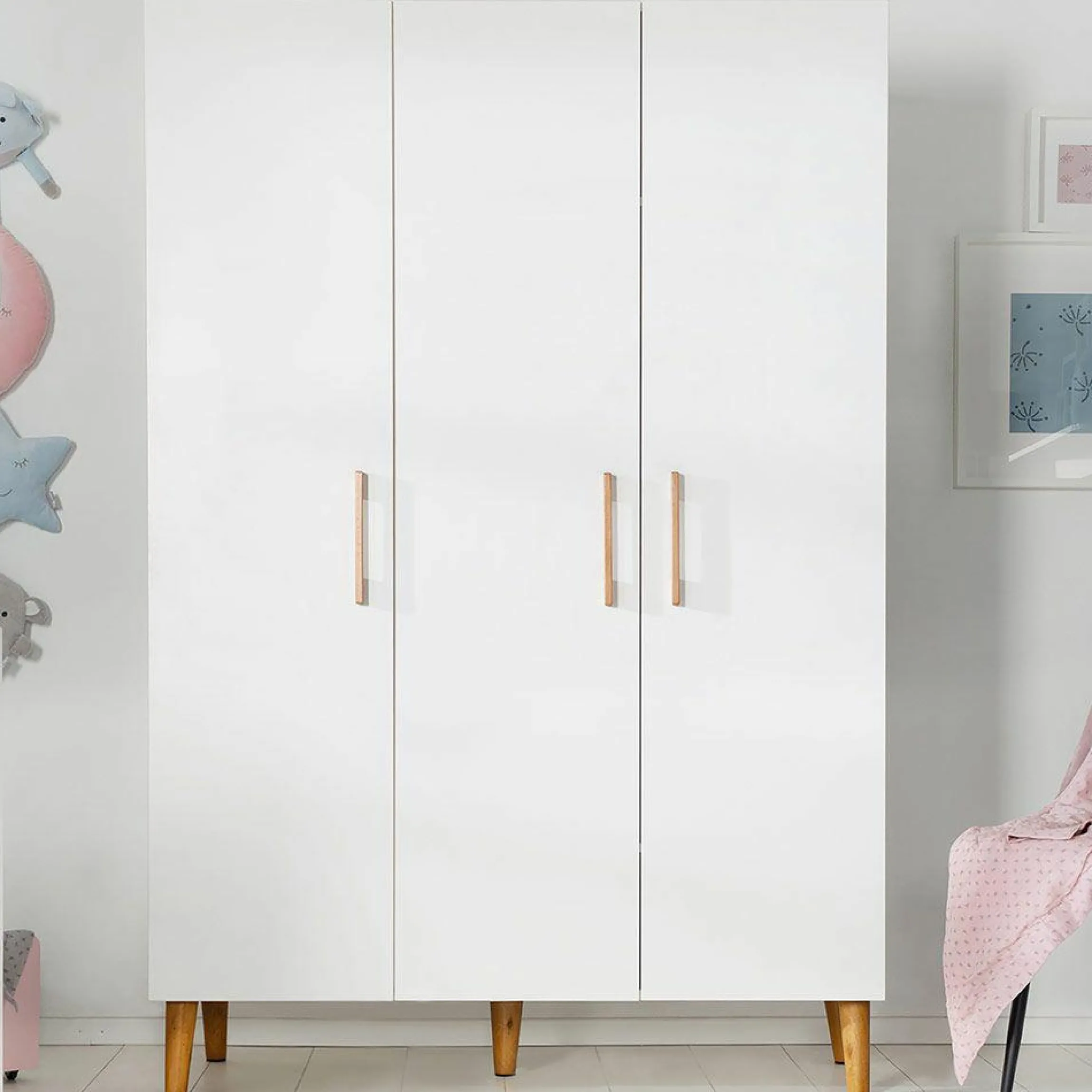Kinderzimmer Mick mit 3-türigem Schrank, Bett, breiter Wickelkommode - Weiß