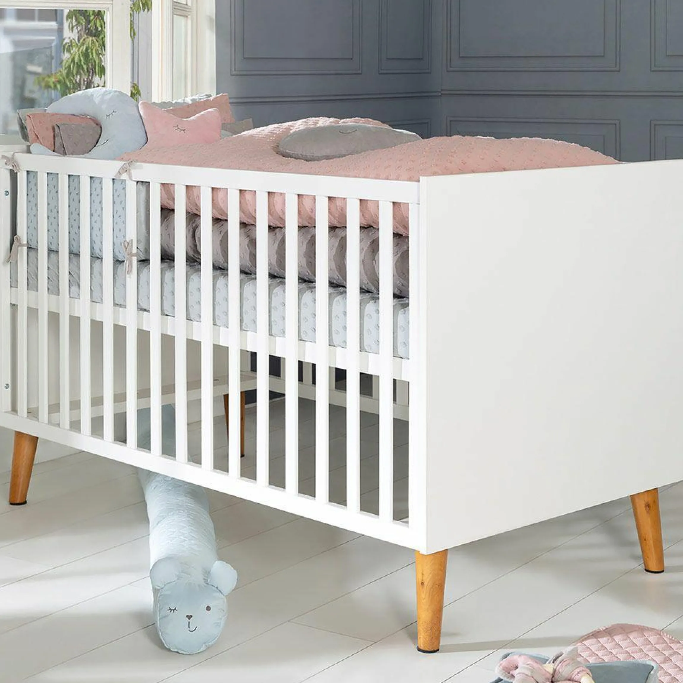 Kinderzimmer Mick mit 3-türigem Schrank, Bett, breiter Wickelkommode - Weiß