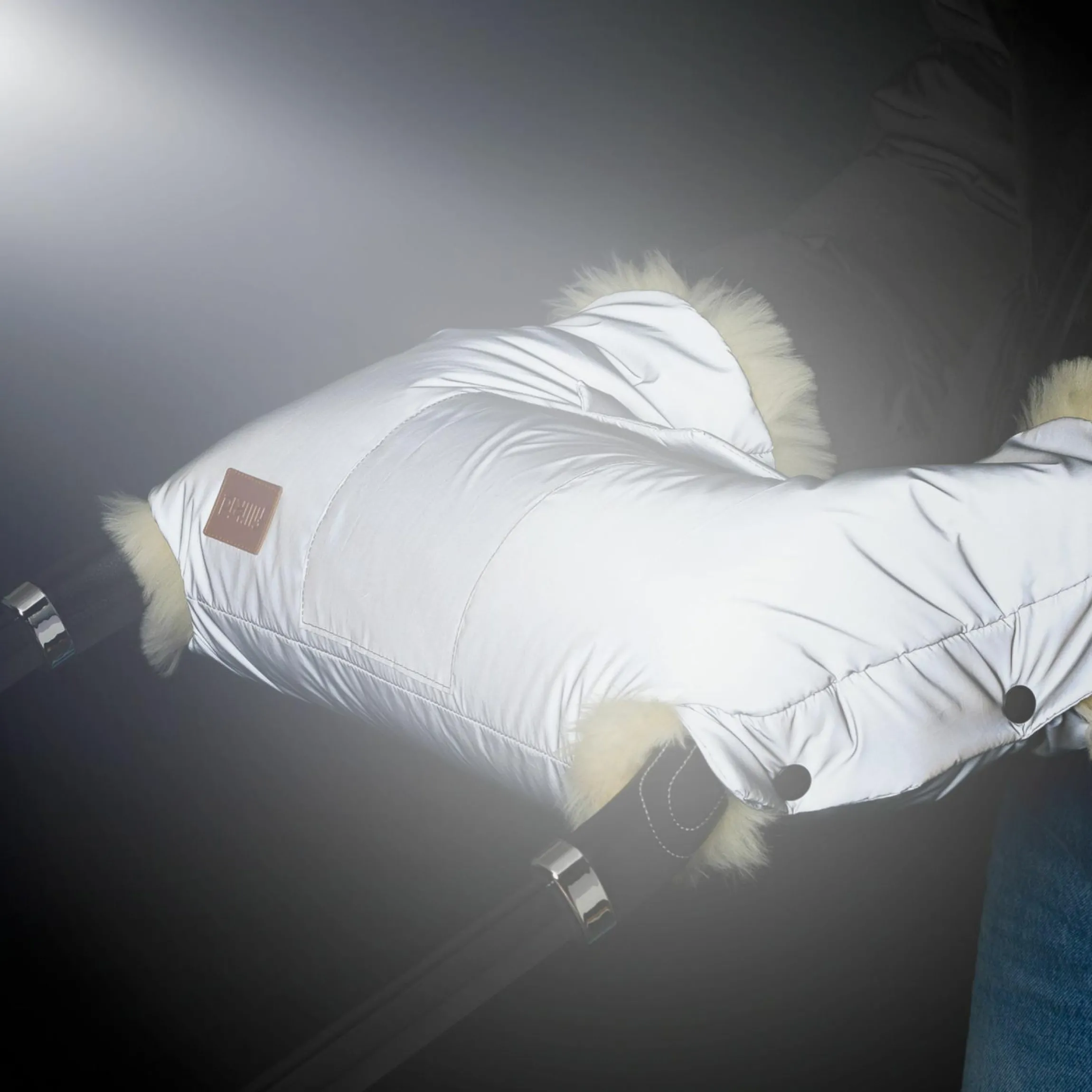 Lammfell-Handwärmer Nyby Reflect mit reflektierendem Außenmaterial - Silber