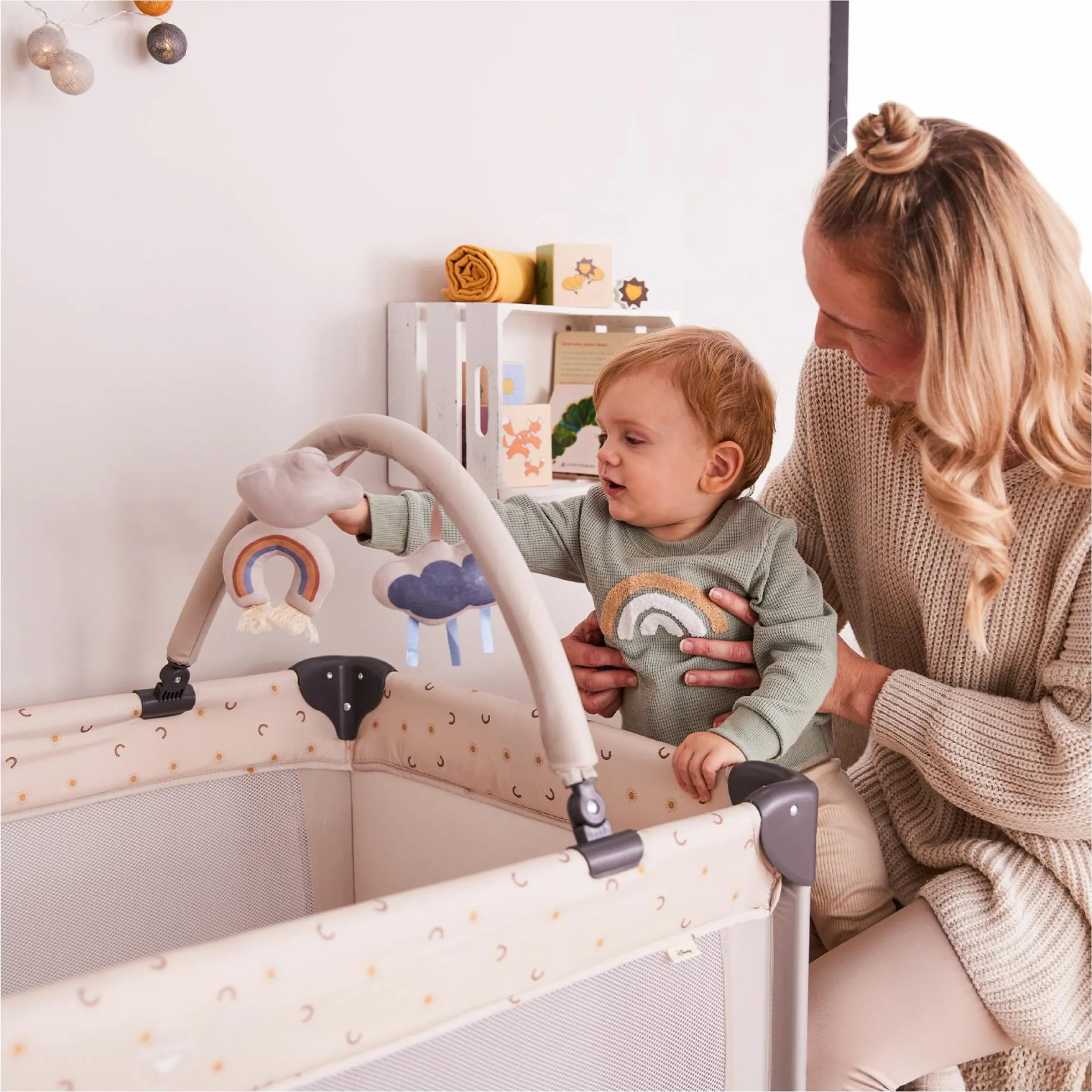 Reisebett Set Dream`n Play Go inkl. Alvi Reisebett-Matratze & Insektenschutz + GRATIS Langarmbody 4er Pack - Disney - Pooh Rainbow Beige