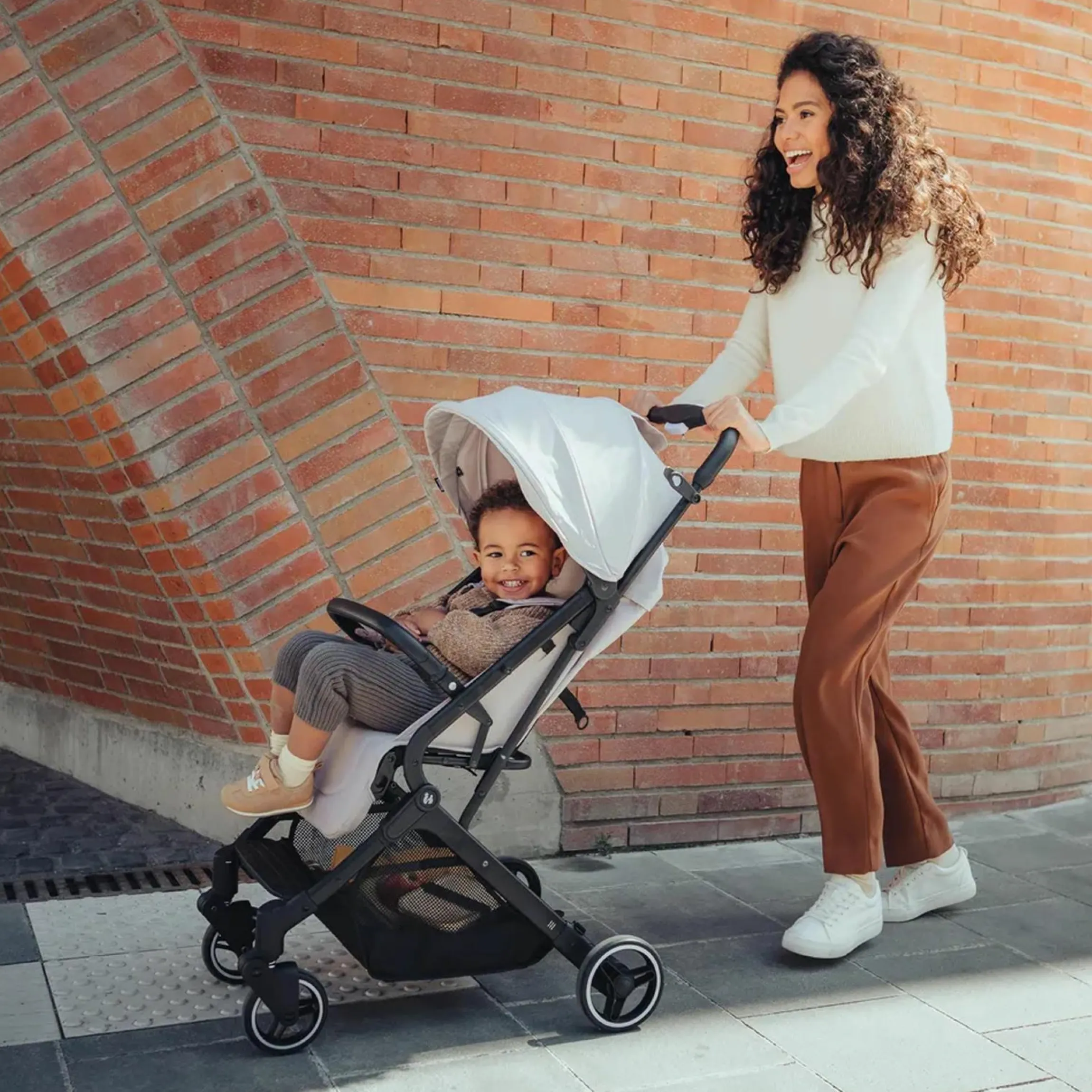 Reisebuggy & Sportwagen Travel N Care mit Liegefunktion, nur 6,8 kg (bis 22 kg belastbar) inkl. Reboarder Pearl Pro 2 - Beige