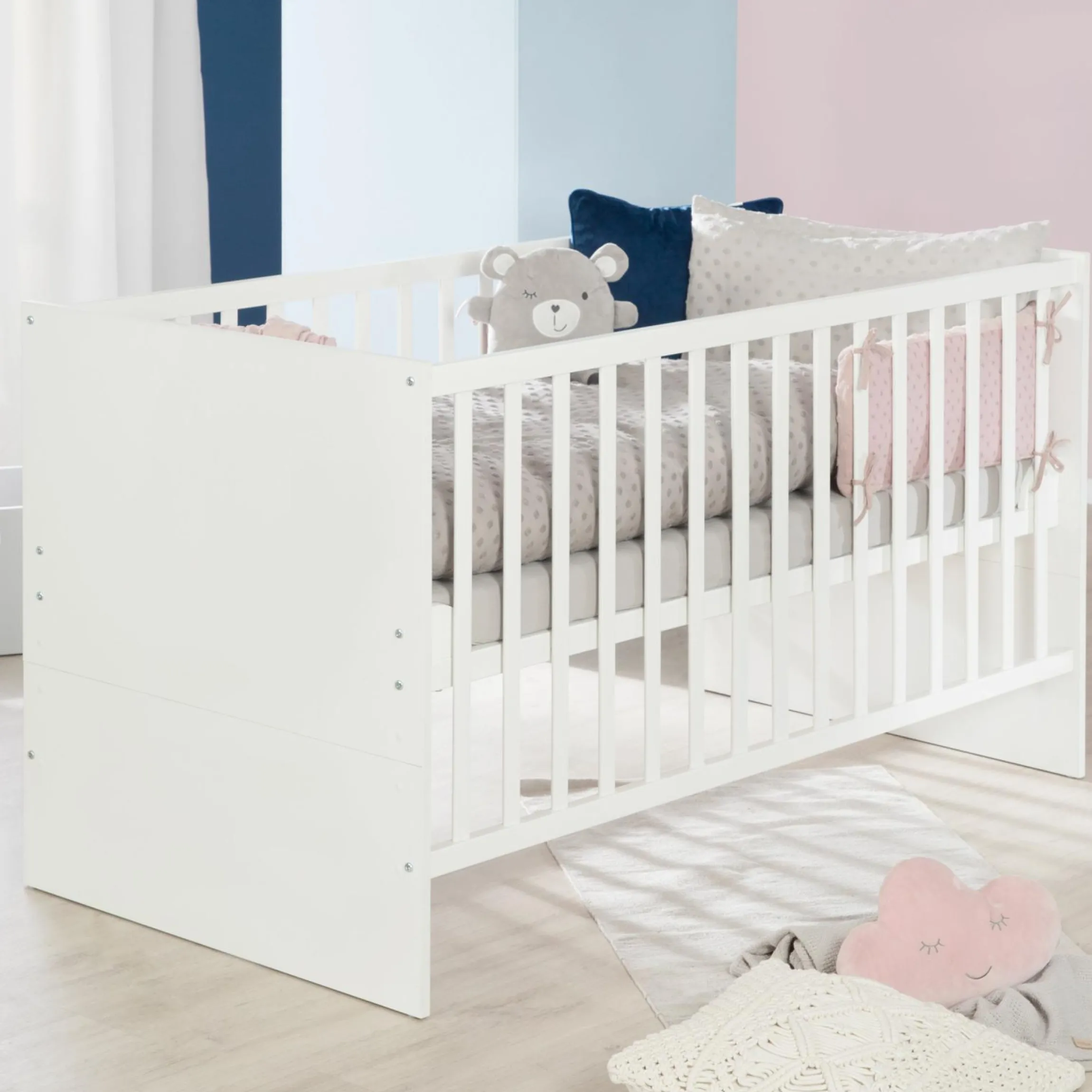 Sparset Kinderzimmer Anton mit Bett, Wickelkommode inkl. Wickelaufsatz - Weiß - Kollektion 2024
