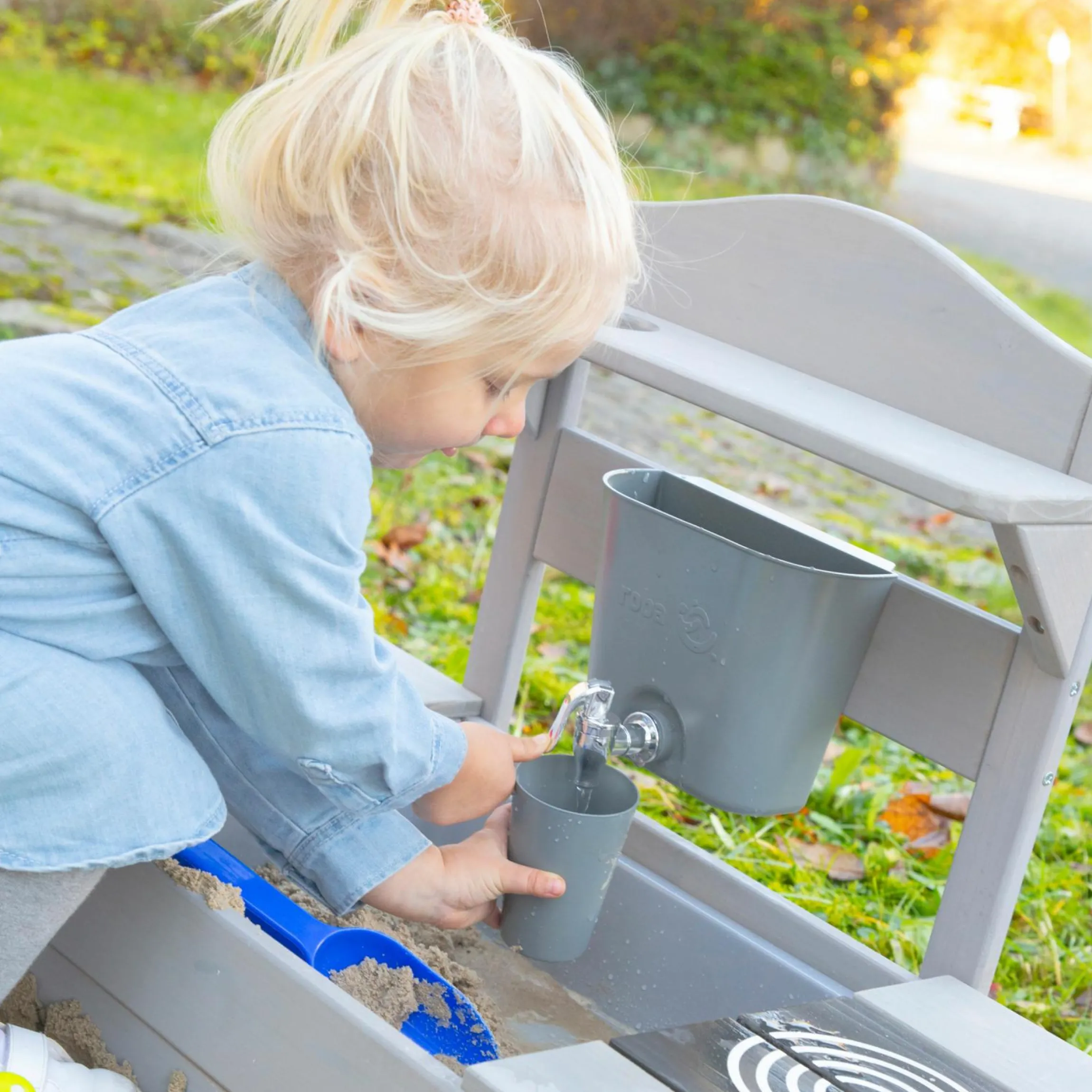 Spiel- und Matschküche kompakt zum Hängen mit Spielwanne, Herdplatte, Wasserbehälter mit Wasserhahn inkl. Zubehör - Grau