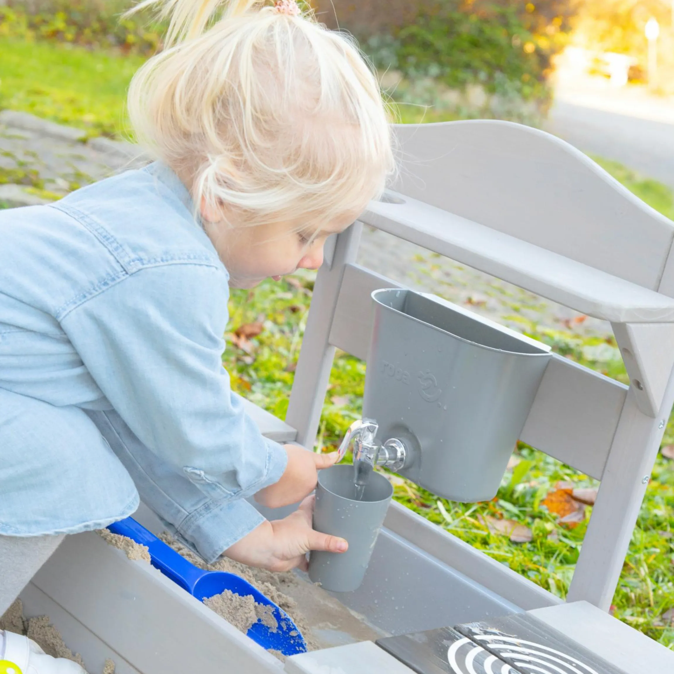 Spiel- und Matschküche mit Spielwanne, 2 Herdplatten, Wasserbehälter mit Wasserhahn inkl. Zubehör - Grau