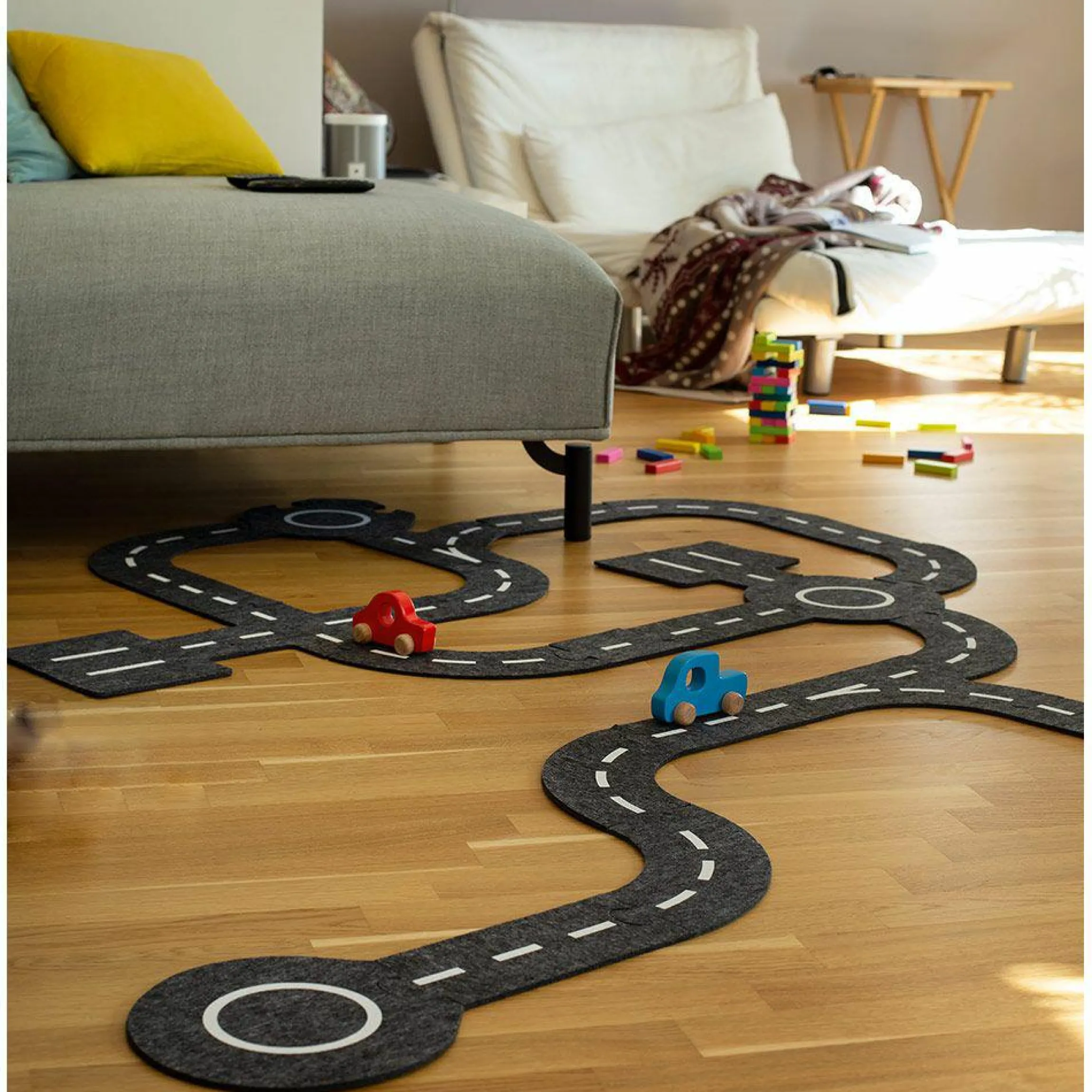 Spielstraße aus Filz mit 2 Holz-Fahrzeugen