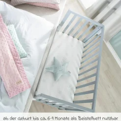 8-tlg. Beistellbett-Komplett-Set mit Canvas-Barriere, Matratze 90 x 45 cm, Spannbetttuch, Steppbett, Bettwäsche, Schmusetuch & Spieluhr 47 x 99,5 cm - Taupe