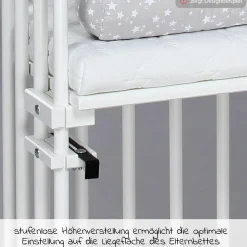 5-tlg.- Beistellbett-Set Maxi mit Matratze Classic Fresh, Nestchen Sterne Weiß Perlgrau, Spannbetttuch Deluxe Weiß & Verschlussgitter - Weiß - Kollektion 2024