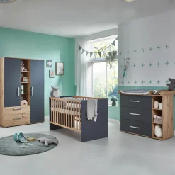 3-tlg Kinderzimmer-Set Alessio mit 3-türigem Schrank, Bett, Wickelkommode mit Wickelaufsatz - Artisan-Oak / Anthrazit - Kollektion 2024