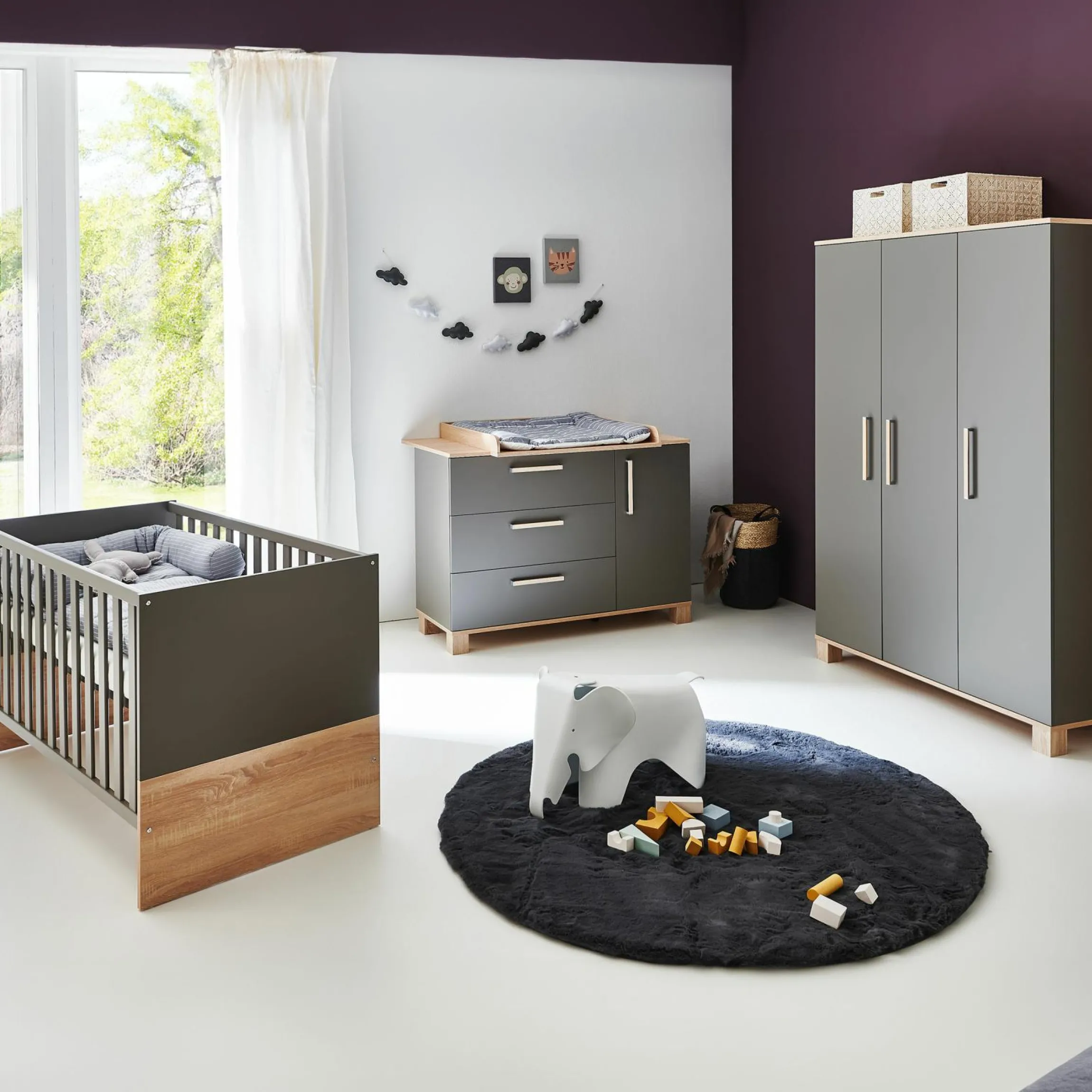 3-tlg Kinderzimmer-Set Cloe mit 3-türigem Schrank, Bett, Wickelkommode mit Wickelaufsatz - Lava Matt / Eiche Sägerau - Kollektion 2024