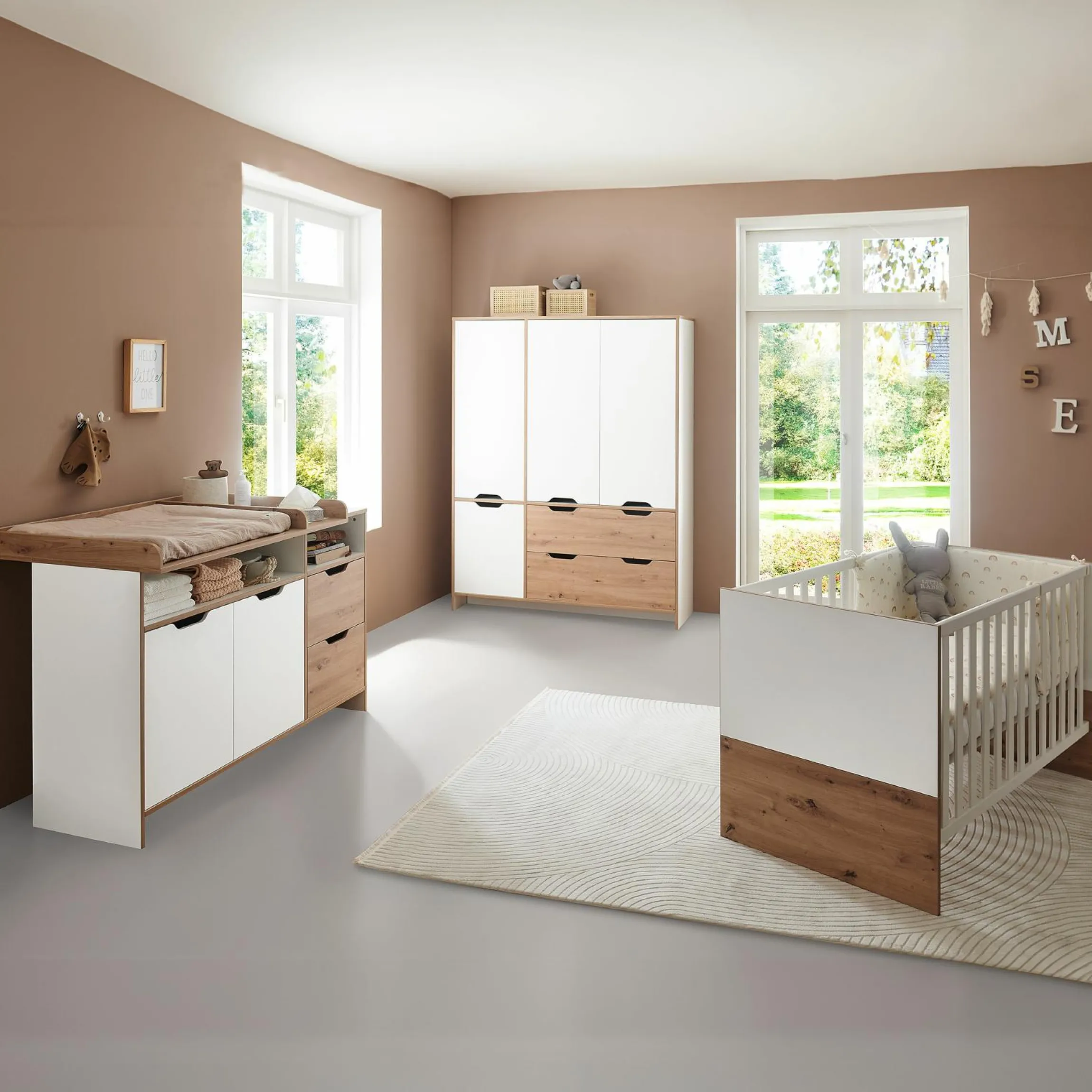 3-tlg Kinderzimmer-Set Maxim mit 4-türigem Schrank, Bett, Wickelkommode mit Wickelaufsatz - Kreideweiß / Artisan-Oak - Kollektion 2024