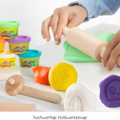 12-tlg. Nachhaltiges Spielset Roba + Play-Doh mit Bastelmatte 14,5 x 30 cm, Schürze, Box, 6 Dosen Knetmasse, Teigrolle, Pizzaschneider & Modelierwerkzeug - Kollektion 2025