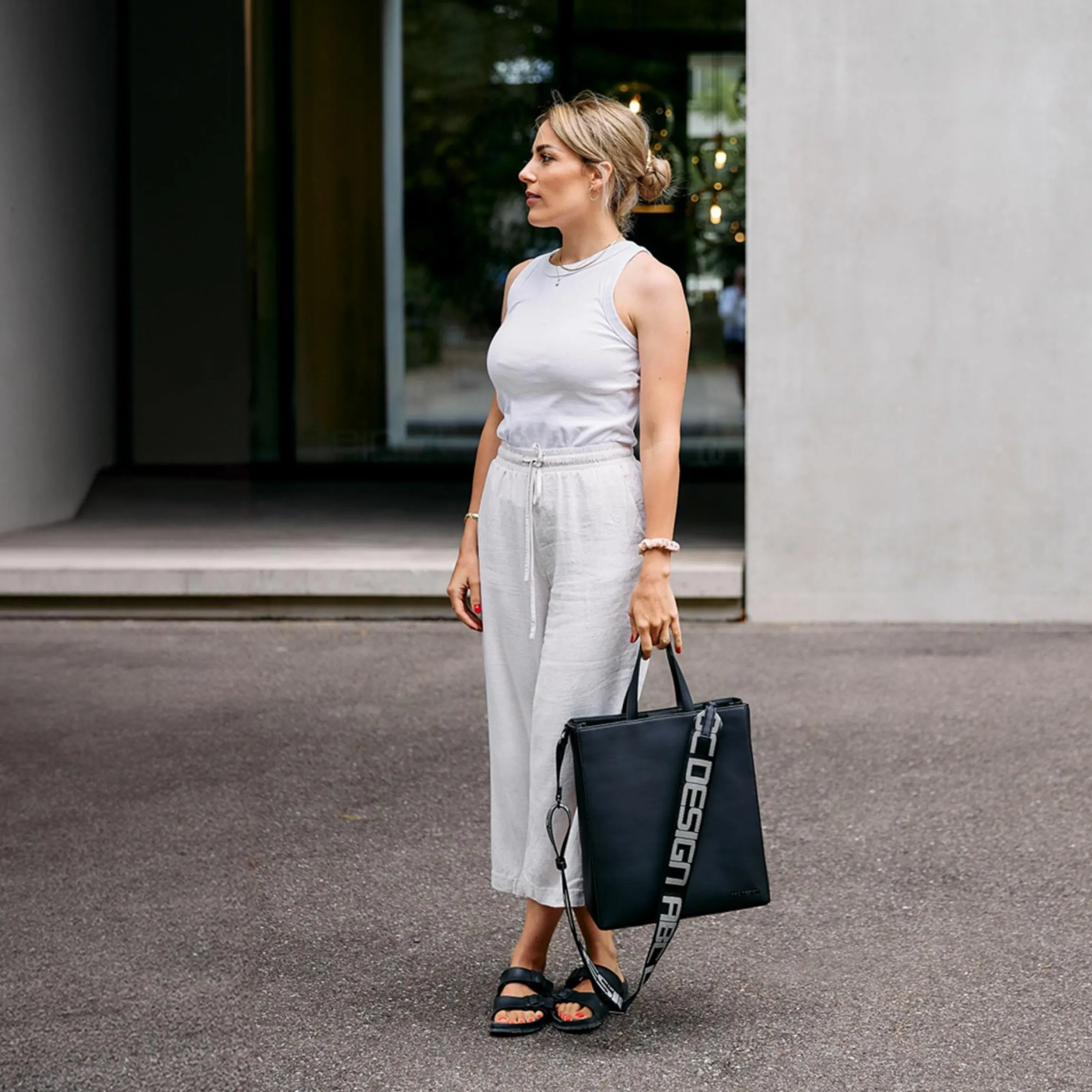 Umhängetasche Tote Bag Daily mit großzügigen Staufächern - Black - Kollektion 2025