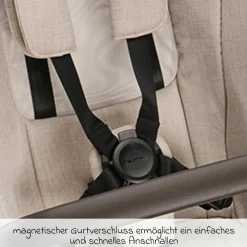 Zweit-Sportsitz DEMI next mit magnetischem Gurtverschluss inkl. Regenschutz - Biscotti - Kollektion 2025